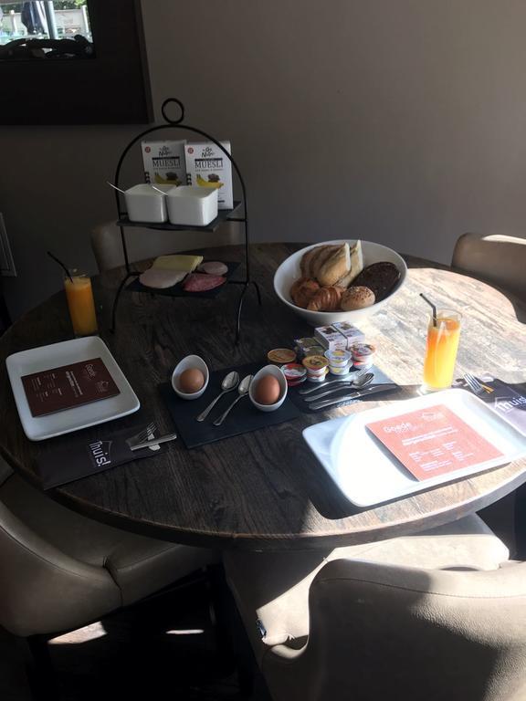 Hotel-Restaurant Thuis! Dinteloord Eksteriør billede