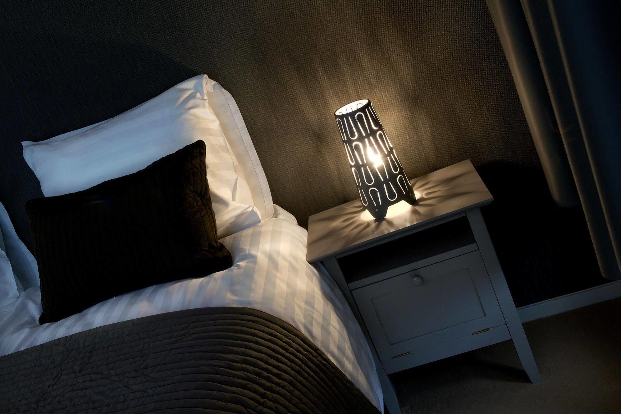 Hotel-Restaurant Thuis! Dinteloord Eksteriør billede