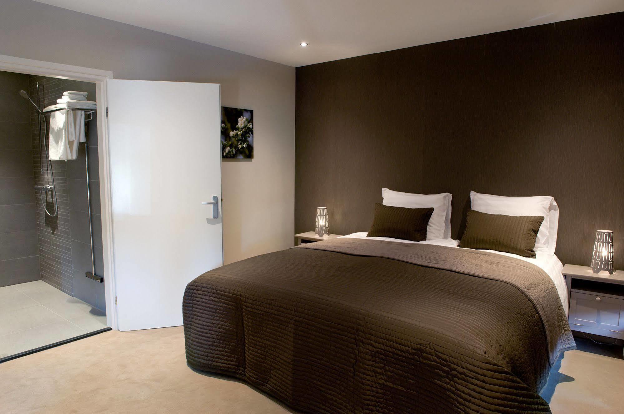 Hotel-Restaurant Thuis! Dinteloord Eksteriør billede