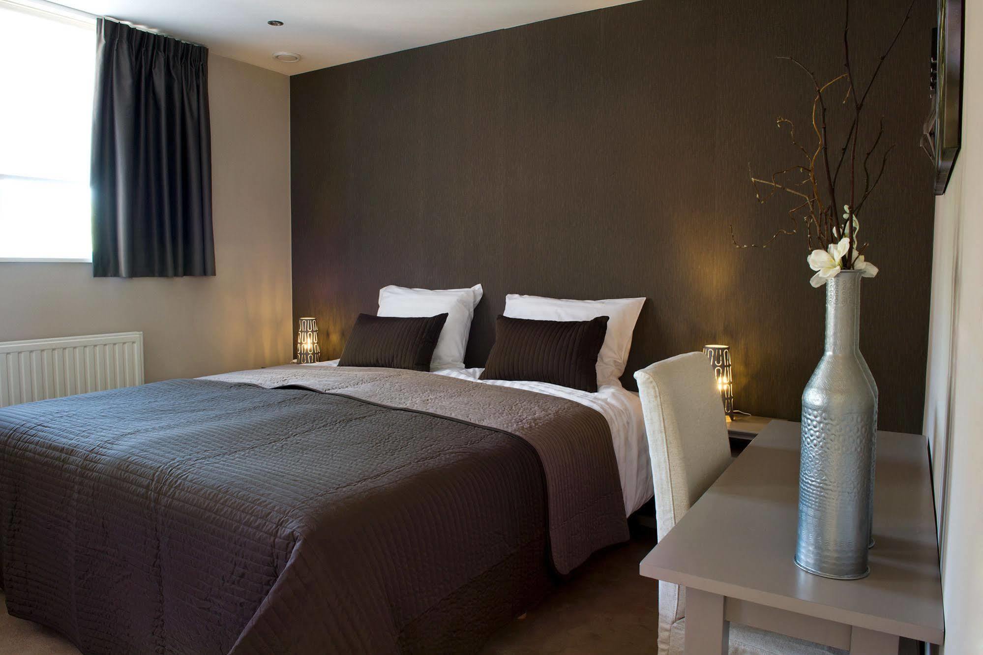 Hotel-Restaurant Thuis! Dinteloord Eksteriør billede
