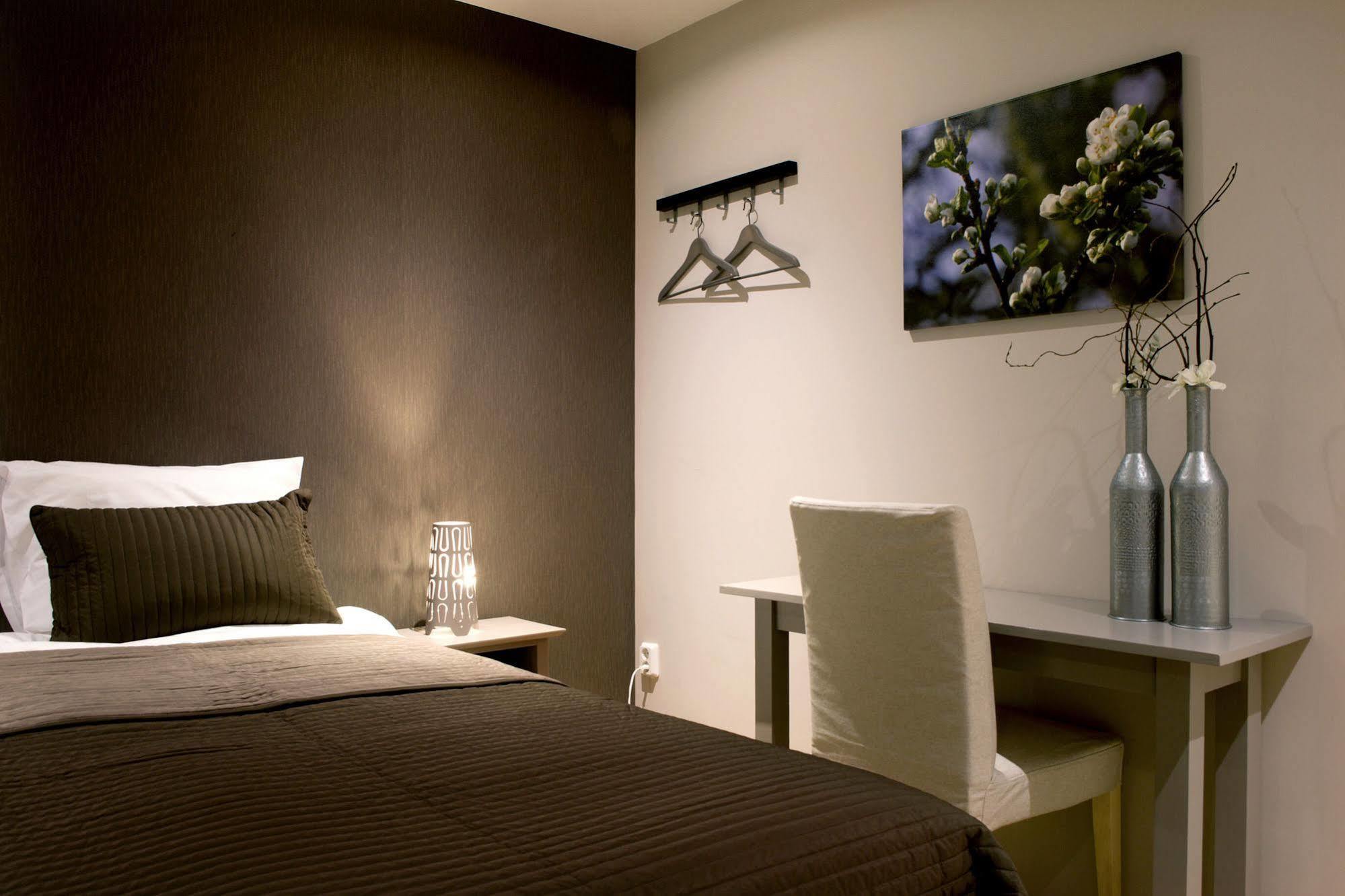 Hotel-Restaurant Thuis! Dinteloord Eksteriør billede