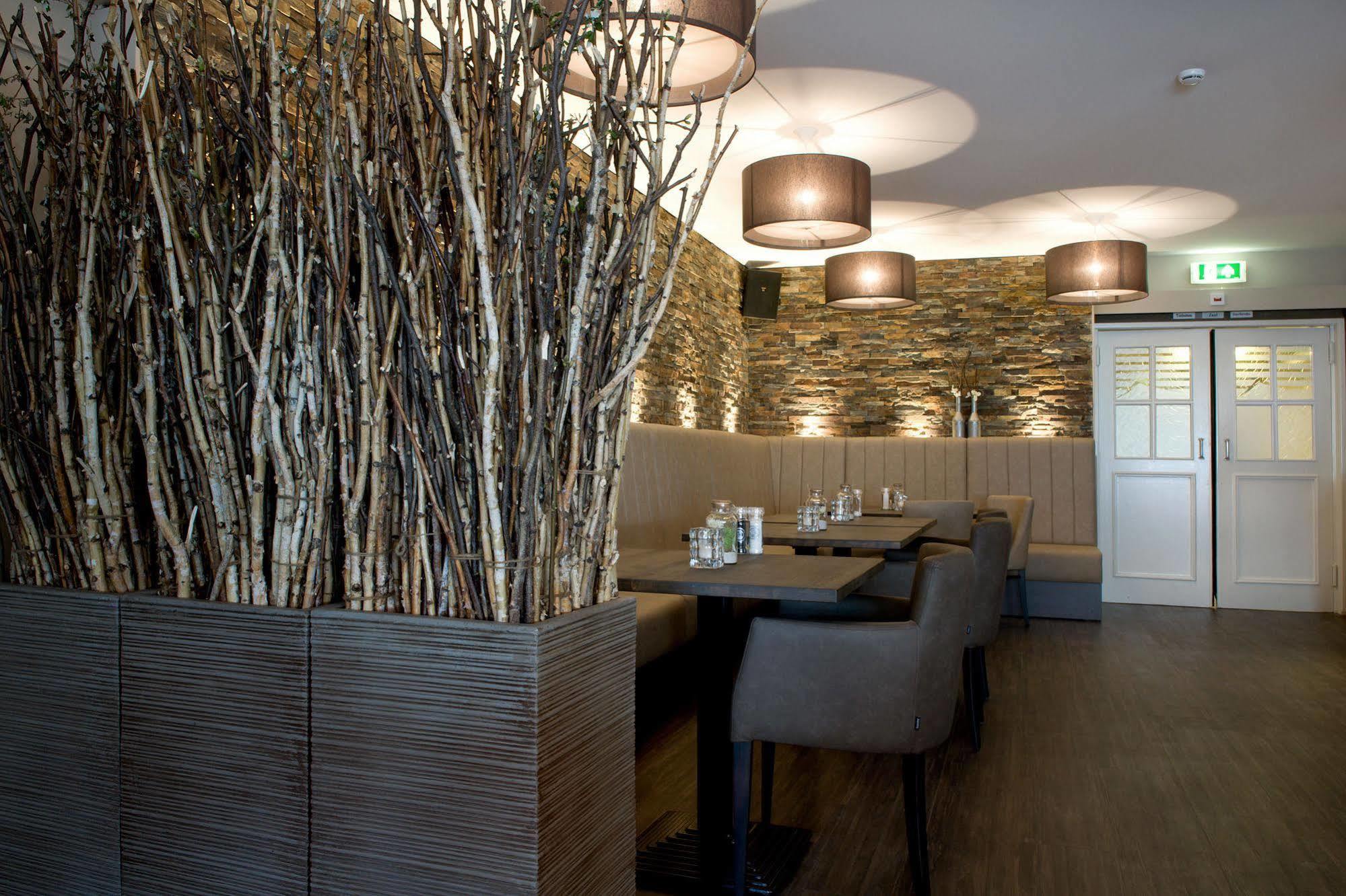 Hotel-Restaurant Thuis! Dinteloord Eksteriør billede