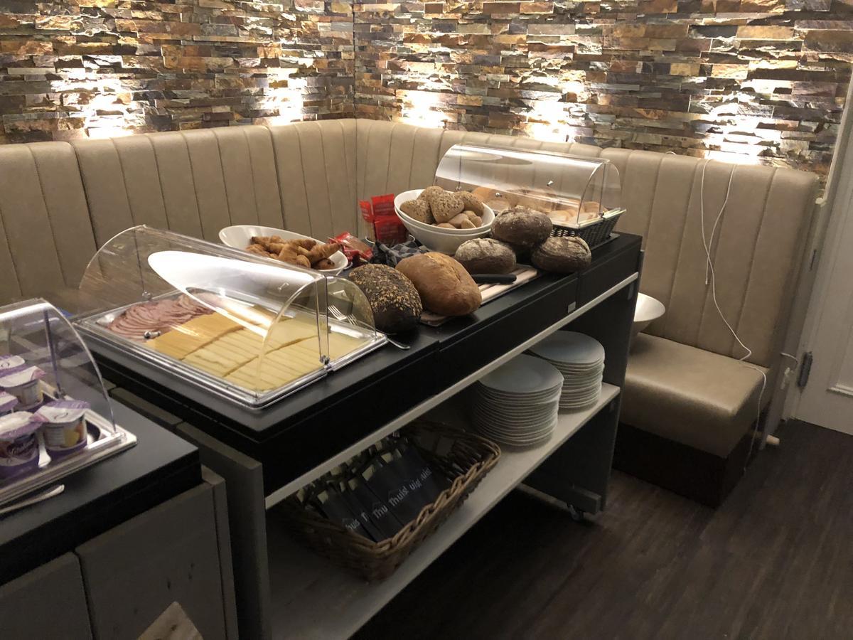 Hotel-Restaurant Thuis! Dinteloord Eksteriør billede