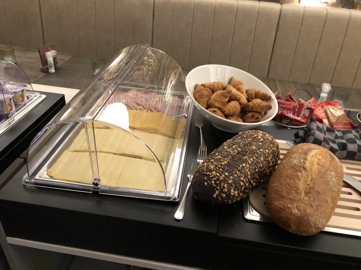 Hotel-Restaurant Thuis! Dinteloord Eksteriør billede